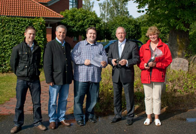 Vor dem Bürgerhaus an der Friedenslinde sprach Ortsvorsitzender Malte Steckmeister (Mitte) für die CDU Delingsdorf Rainer Wiegard (2.v.r) ihren Dank aus. Dabei (vlnr) Jan Schwinkendorf, Nikolaus von Niebelschütz und Marion Ewald.