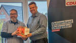 Der neue Vorsitzende Malte Steckmeister dankt seinem Vorgänger Nils Meyer