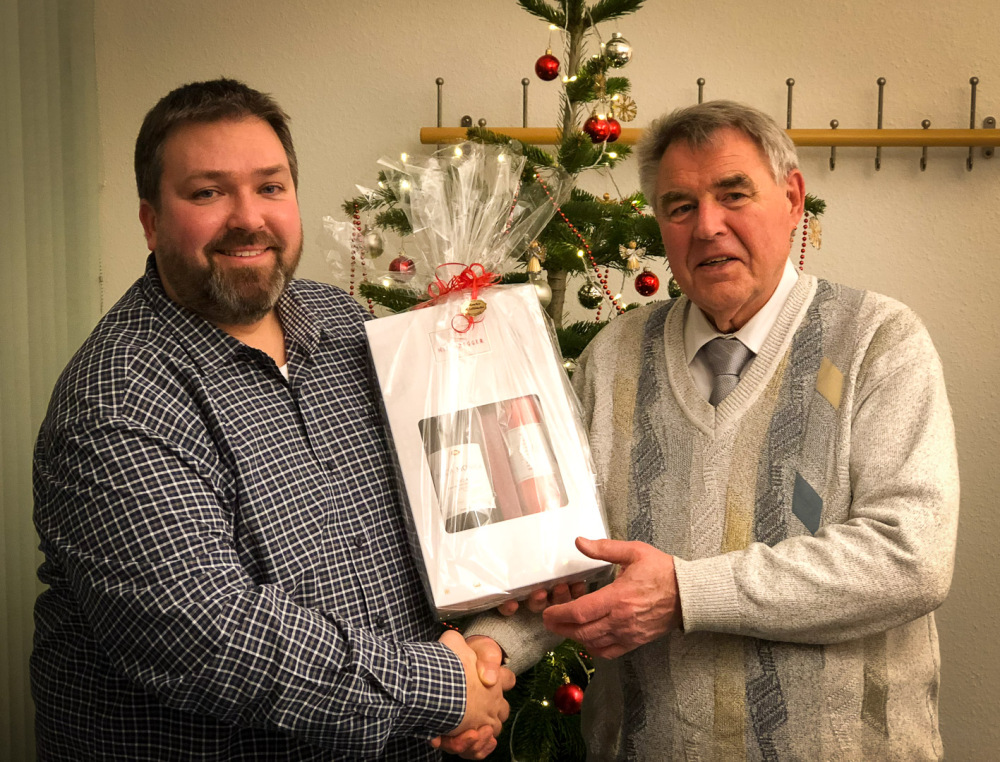 Malte Steckmeister dankt dem Gründungsvorsitzenden der CDU-Delingsdorf, Siegfried Fisch, für den langjährigen Einsatz