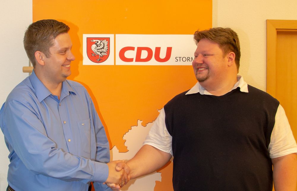 Der neue Vorsitzende Nils Meyer (links) nimmt die Glückwünsche von CDU-Kreisgeschäftsführer Patrick Ziebke entgegen