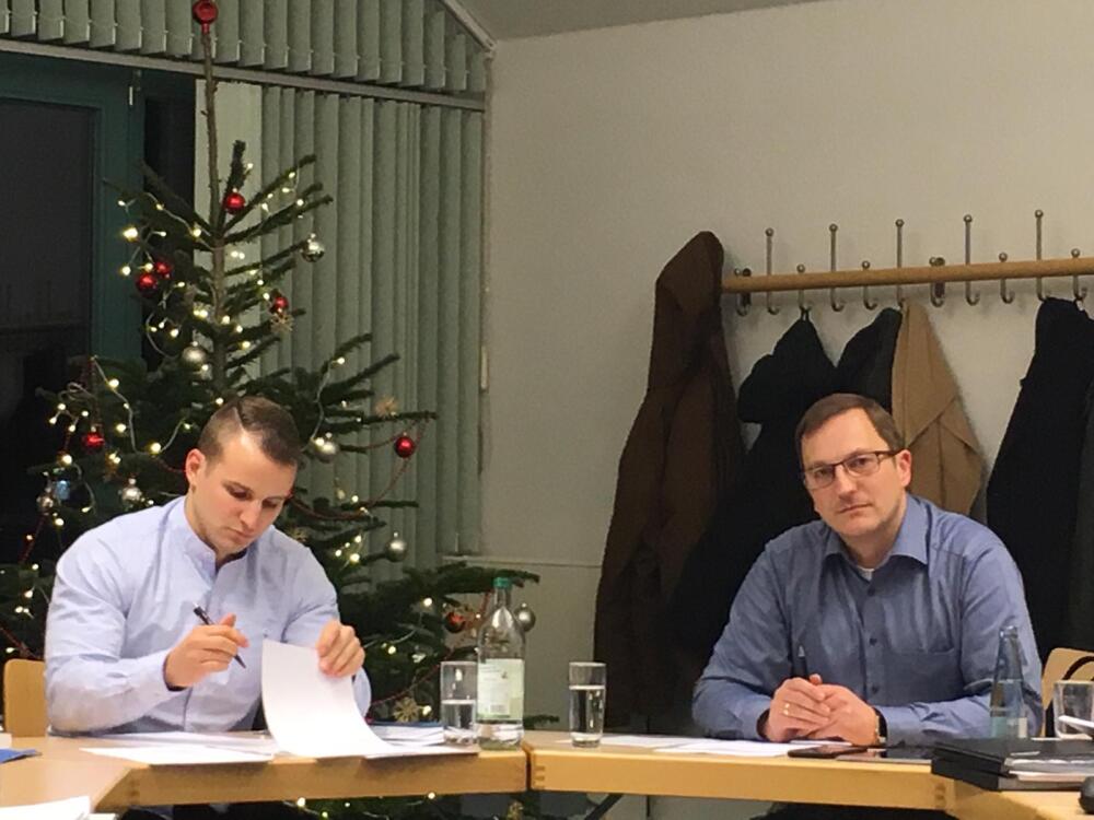 Timm Schmoock (CDU) leitete die Sitzung stellvertretende für unsere erkrankte Bürgermeisterin. Neben ihm Herr Born als Protokollführer vom Amt.