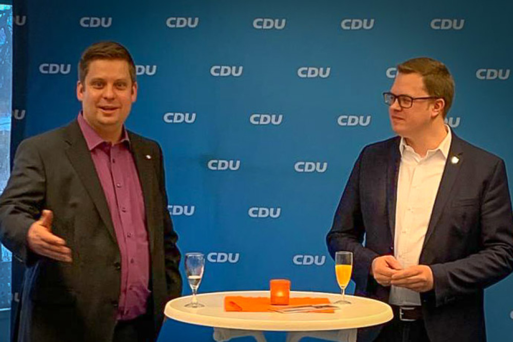 Ortsvorsitzender Nils Meyer begrüßt den Ehrengast Ole-Christopher Plambeck (Foto: Timm Schmoock)