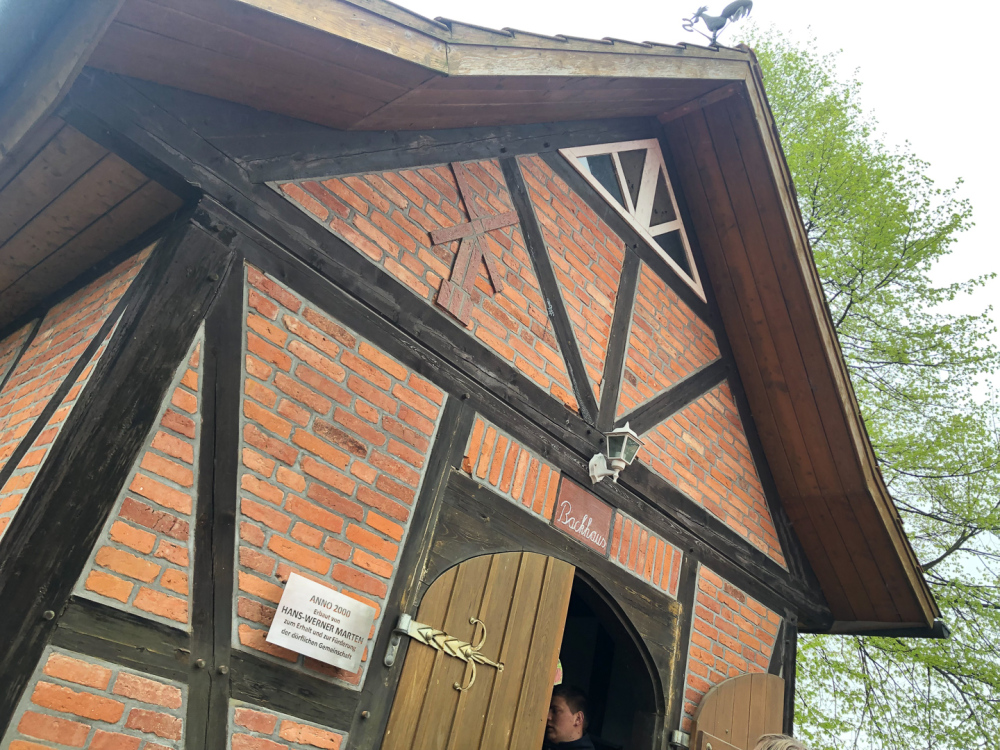 Die neue Tafel macht sich gut am Backhaus