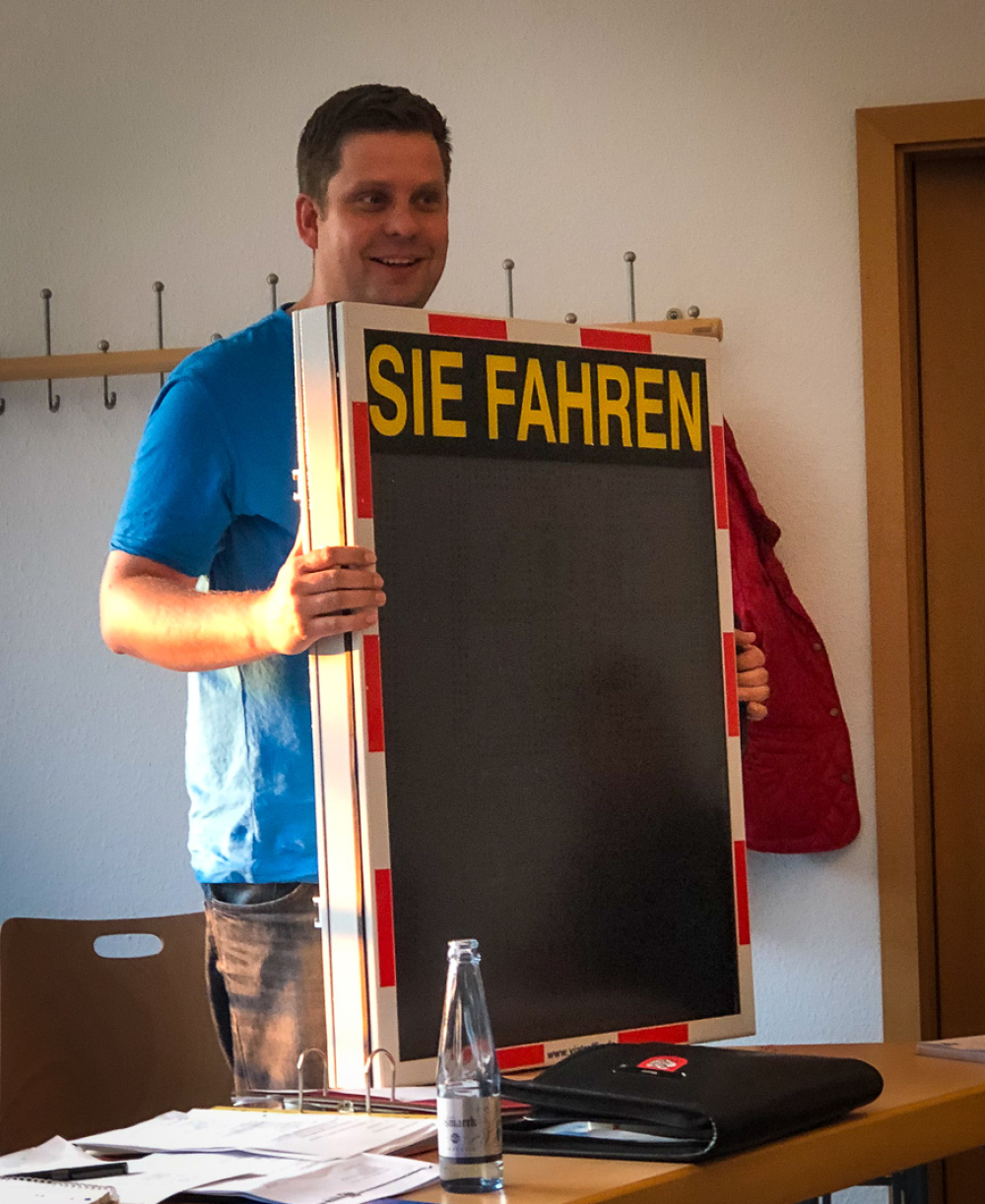 Der Vorsitzende des Bau-, Wege- und Planungsausschusses der Gemeinde Delingsdorf, Nils Meyer (CDU), präsentiert die neue Anlage