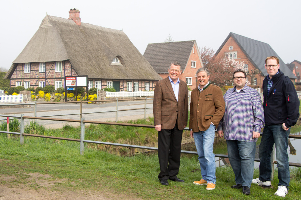Reimer Böge bei einem seiner Besuche in Delingsdorf (2014), mit dem damaligen Ortsvorsitzenden Niko v. Niebelschütz, Malte Steckmeister und Martin Einfalt.